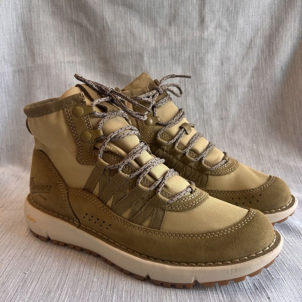 Danner Women’s Jungle 917 boots suede and nylon upper in a Prairie Sand Size 7